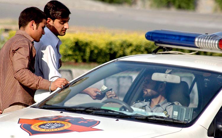 Isb Traffic Police taking bribe